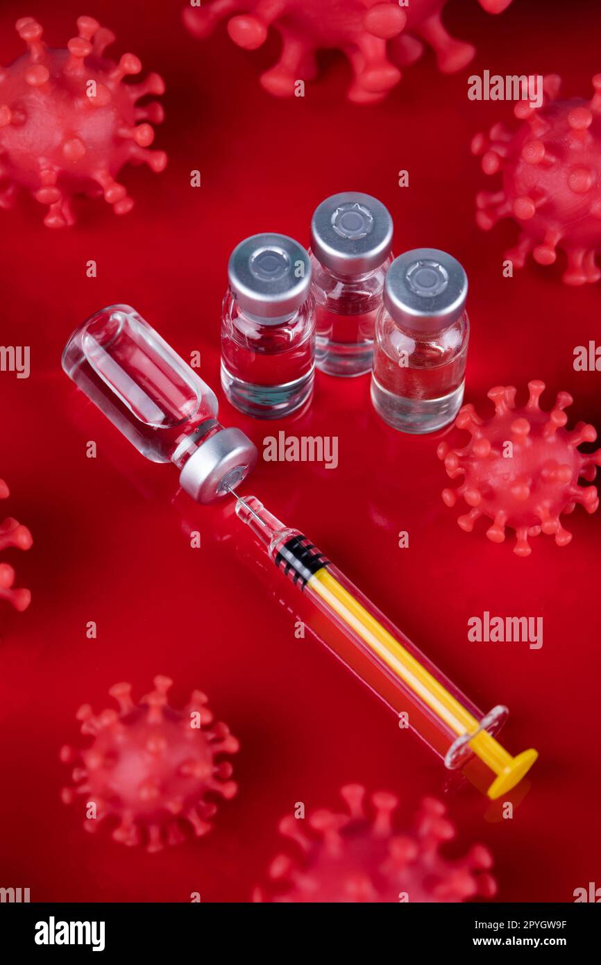 Chiudere la siringa medica con un vaccino Foto Stock