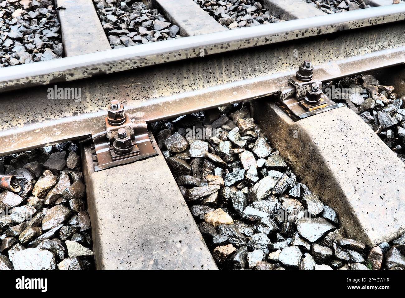 Ferrovie. Guide in acciaio e traverse in legno. Rivetti e dispositivi di fissaggio sulla ferrovia. Riempimento di pietre dei binari ferroviari. Stazione Nyrki, Carelia. Foto Stock