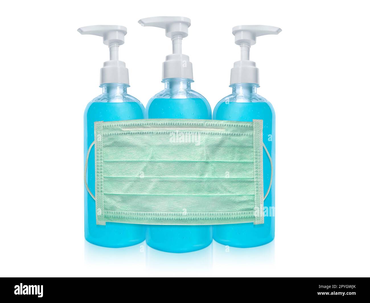 Igienica maschera viso e gel di alcol disinfettante gel detergente mani per batteri e virus su sfondo bianco, persone che utilizzano gel di alcol per lavare le mani per prevenire il virus COVID-19 Foto Stock
