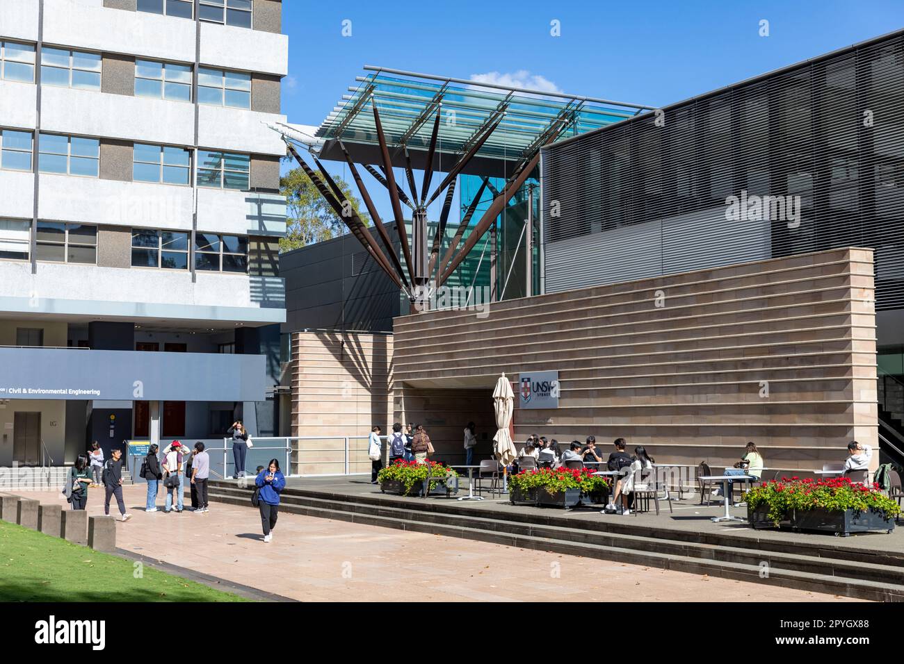 UNSW, University of New South Wales a Sydney, facoltà di ingegneria civile e ambientale con studenti al caffè all'aperto, Sydney, NSW, Australia Foto Stock
