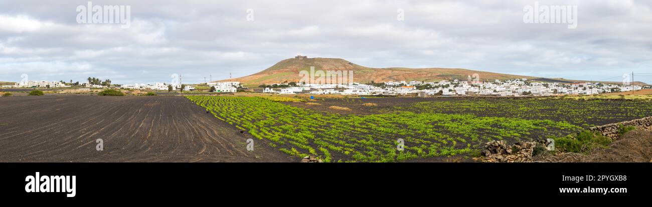 Ampia vista panoramica sul villaggio di Teguise su Lanzarote Foto Stock