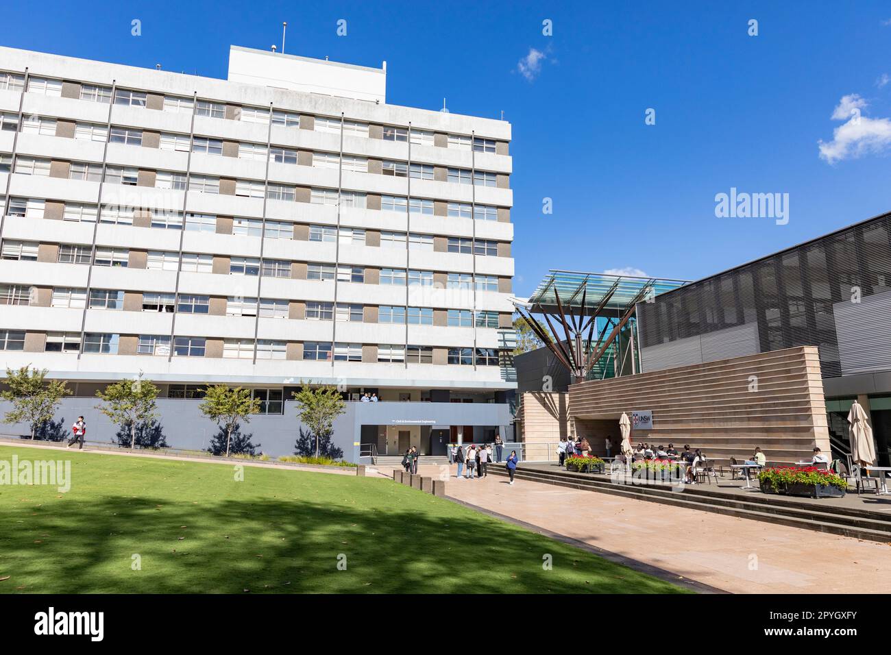 UNSW, University of New South Wales a Sydney, facoltà di ingegneria civile e ambientale con studenti al caffè all'aperto, Sydney, NSW, Australia Foto Stock