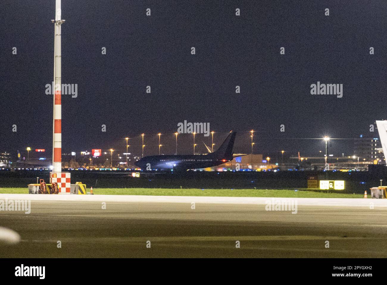 SCHIPHOL - 03/05/2023 l'aereo governativo olandese PH-GOV è atterrato all'aeroporto di Schiphol. Si dice che il presidente ucraino Vodymyr Zelensky sia in aereo. Zelensky ha partecipato a un incontro dei leader dei paesi scandinavi e dell'Islanda nella capitale finlandese Helsinki. In precedenza è emerso che l'aereo del governo olandese era stato visto a Helsinki. ANP MICHEL VAN BERGEN olanda fuori - belgio fuori Foto Stock