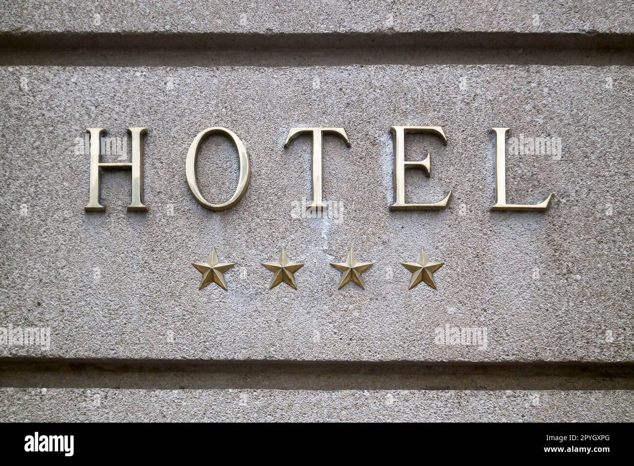 Primo piano su un cartello di ottone degli hotel a 4 stelle. Foto Stock