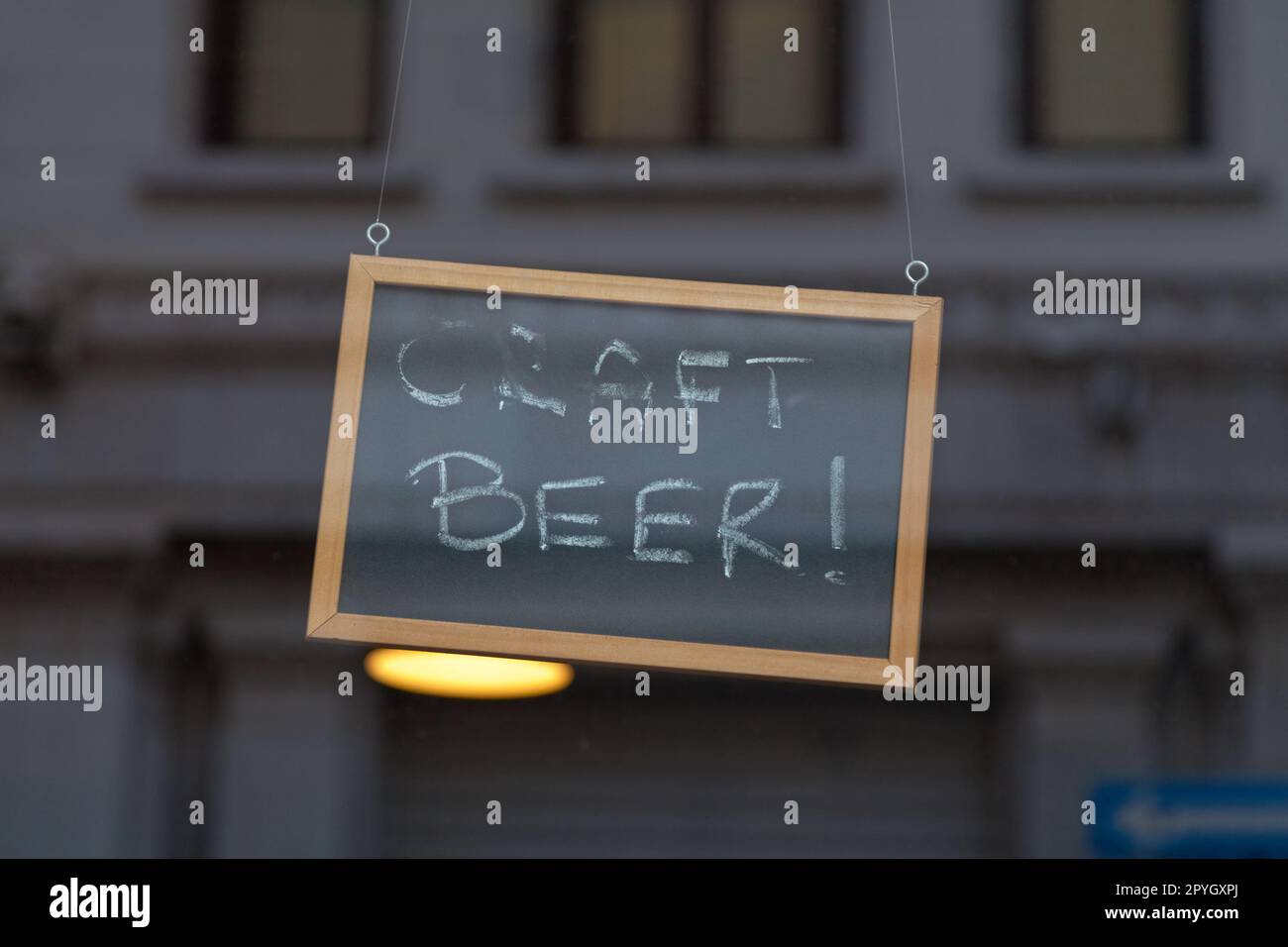 Primo piano su un cartello di lavagna con scritto al centro "Craft Beer". Foto Stock
