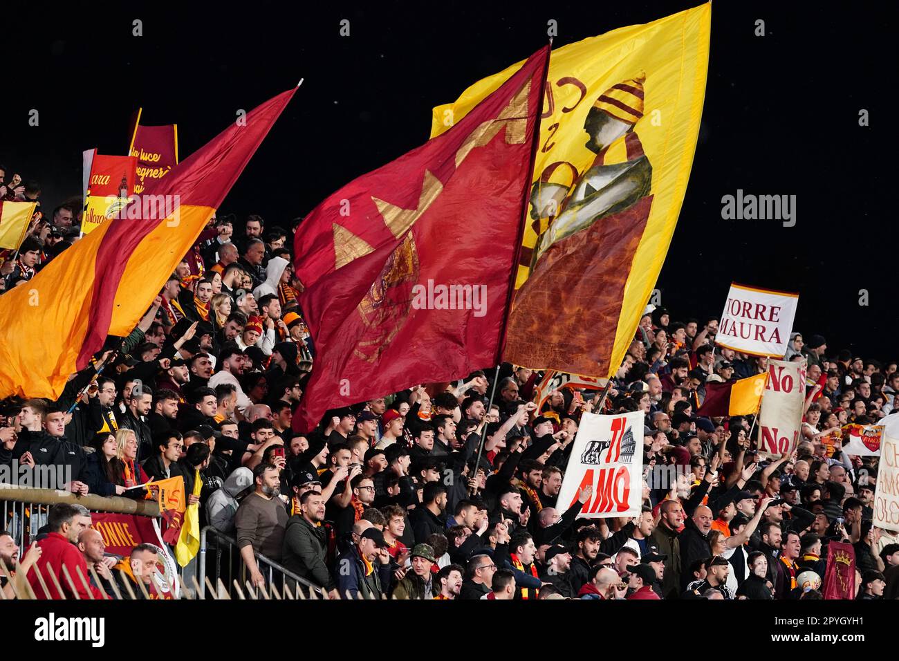 Monza, Italia - 03/05/2023, COME tifosi ROM durante il campionato italiano Serie Una partita di calcio tra AC Monza e AS Roma il 3 maggio 2023 allo stadio U-Power di Monza - Foto Luca Rossini / e-Mage Foto Stock