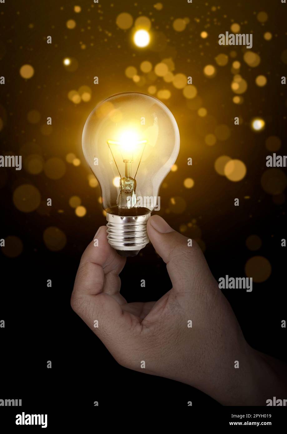 Idea Concept con tecnologia innovativa, creatività Brainstorming, idea Thinking con giovane uomo d'affari asiatico che regge il simbolo delle lampadine Foto Stock