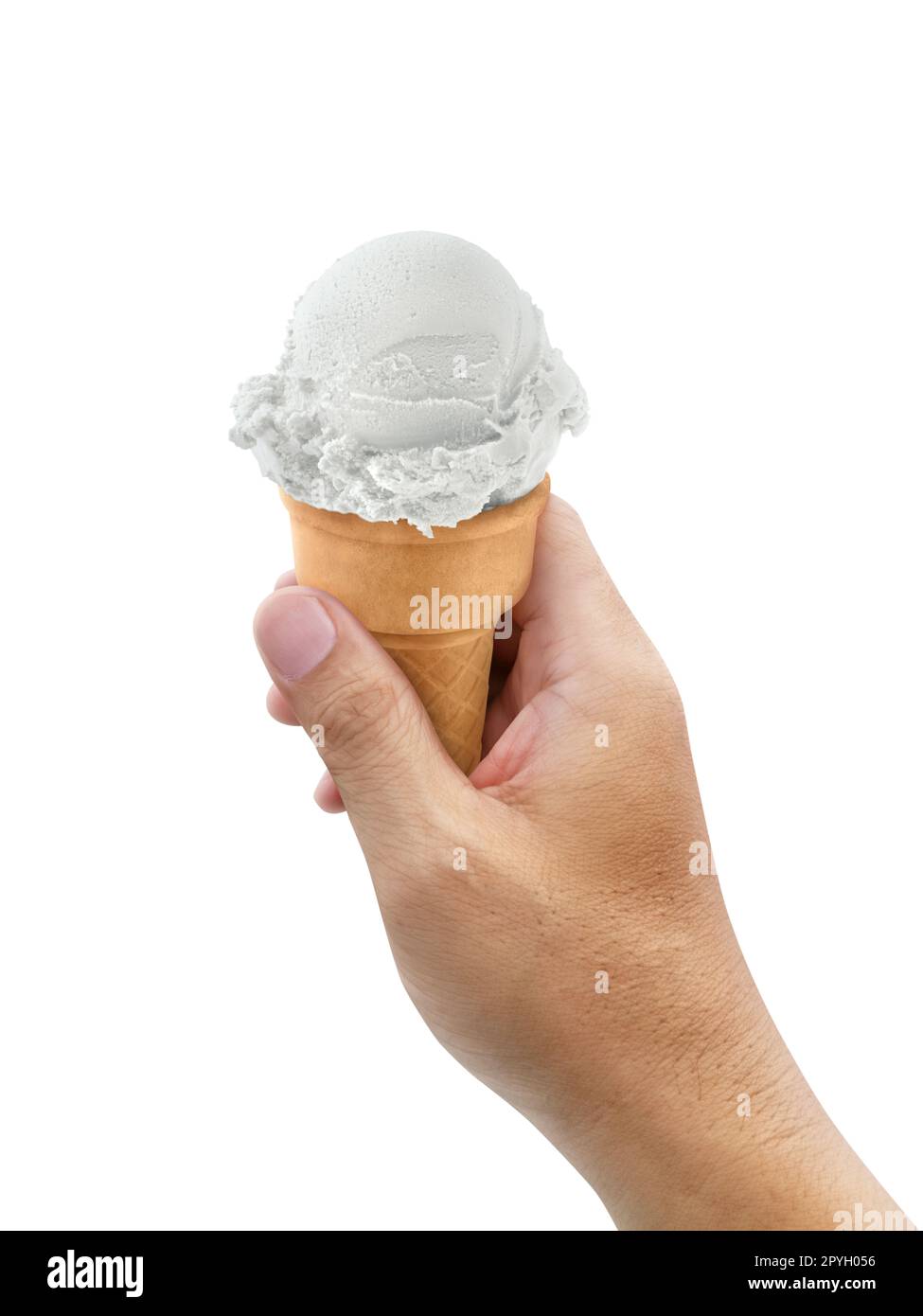 Una mano dell'uomo che tiene un cono del gelato su uno sfondo bianco Foto Stock