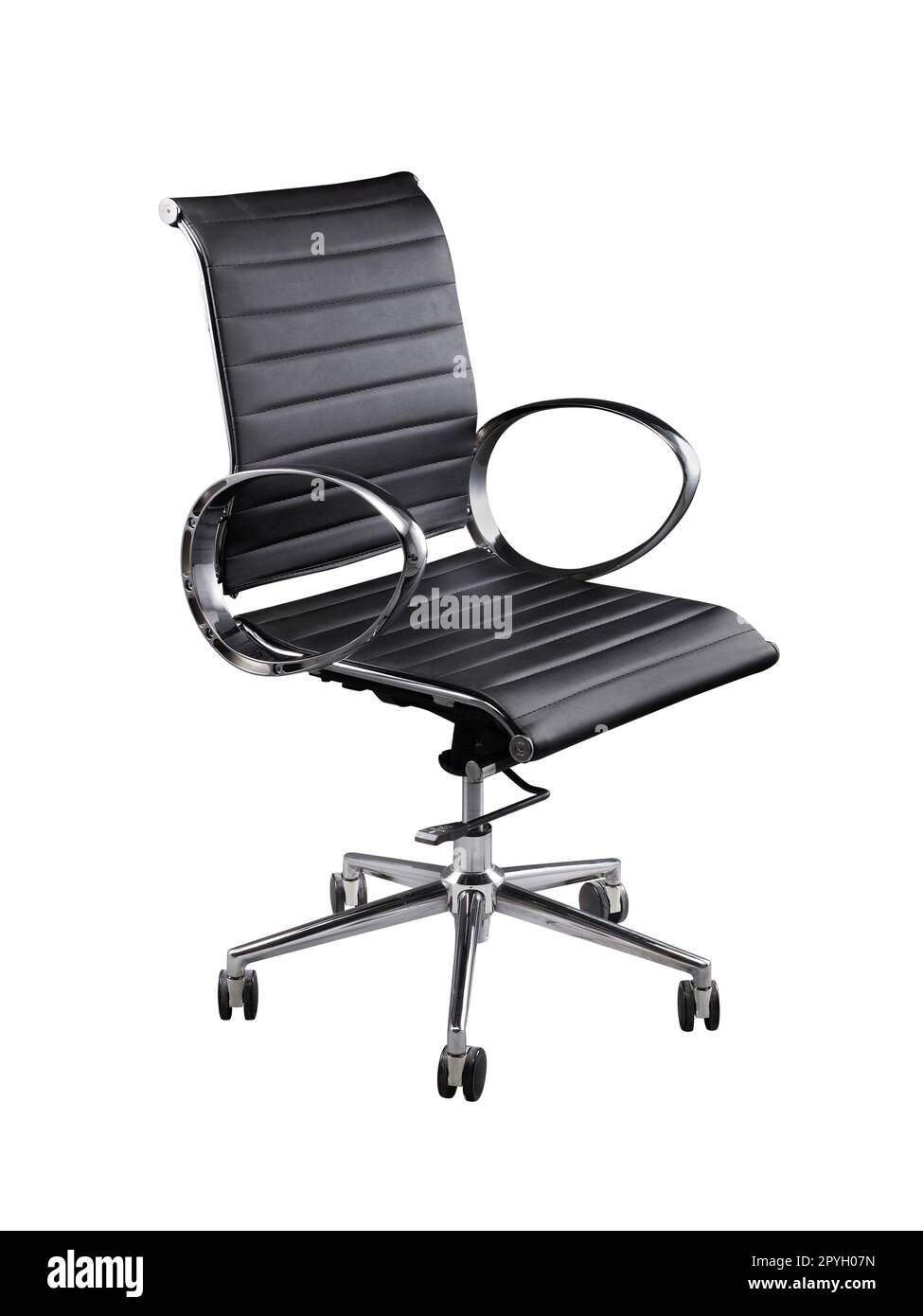 La sedia da ufficio in pelle nera isolata su uno sfondo bianco Foto Stock