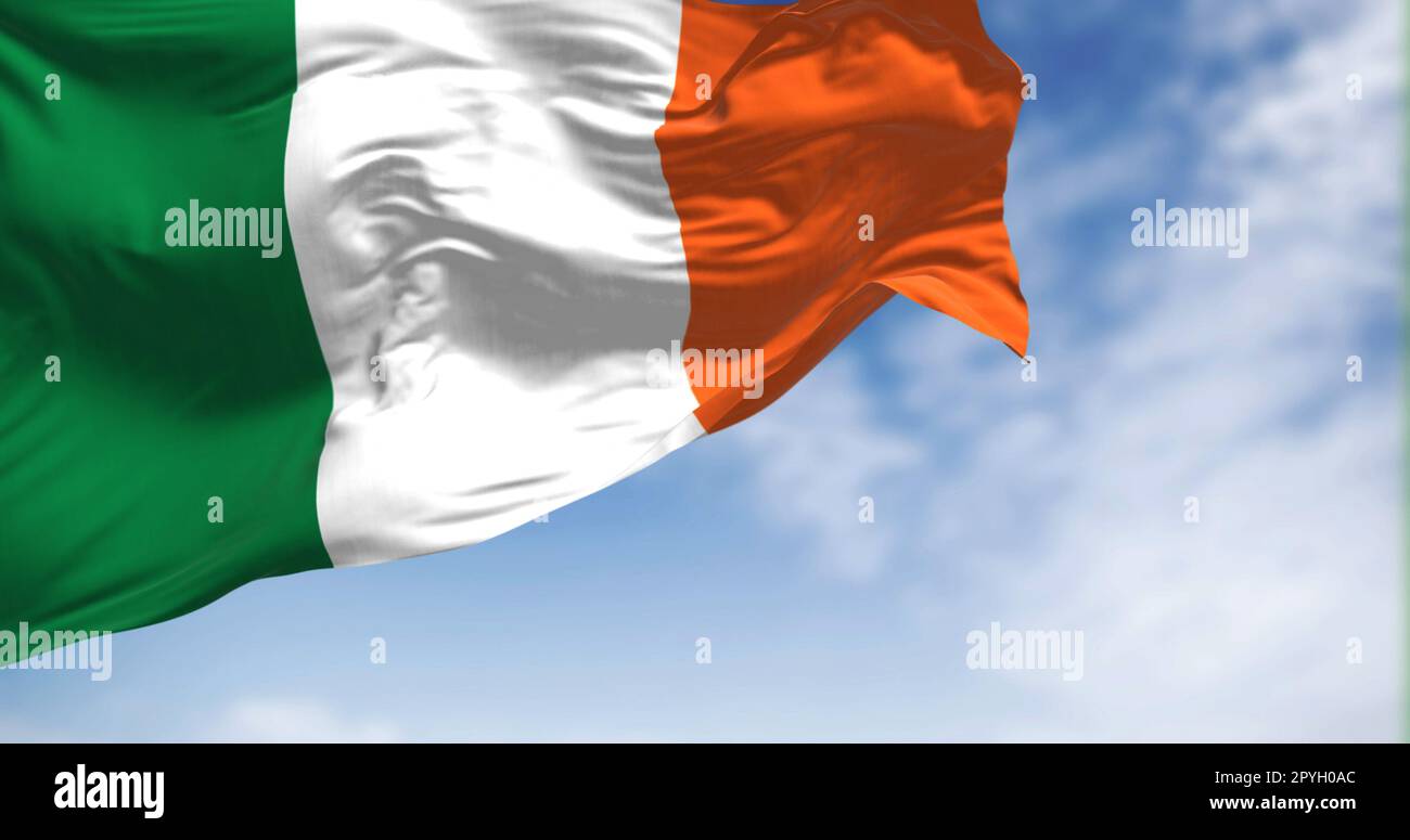 Bandiera nazionale irlandese che sventola nel vento in una giornata limpida Foto Stock