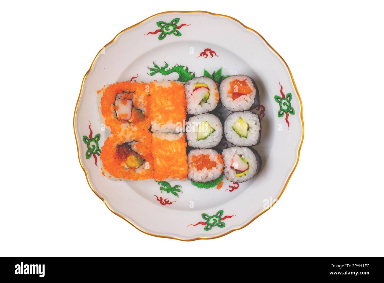 Menu tradizionale di sushi giapponese. Primo piano di vari tipi di panini sushi con salmone, sashimi e altre fette di pesce crudo serviti su un piatto colorato. Tracciato di ritaglio. Macro. Vista dall'alto. Foto Stock