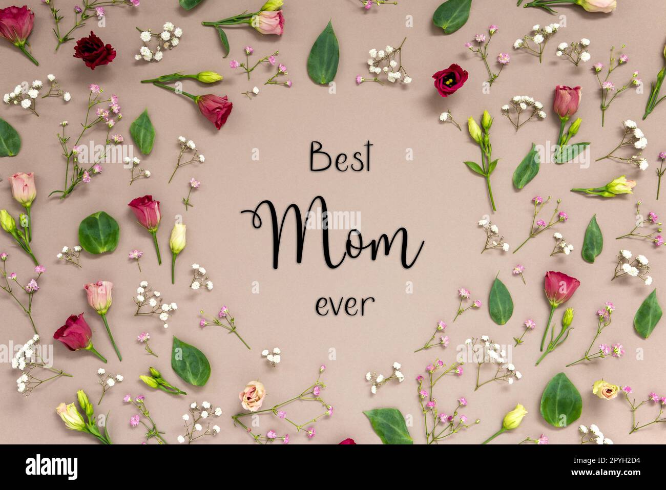 Colorato Spring Flower Arrangement con rose, testo inglese Best Mom Ever Foto Stock