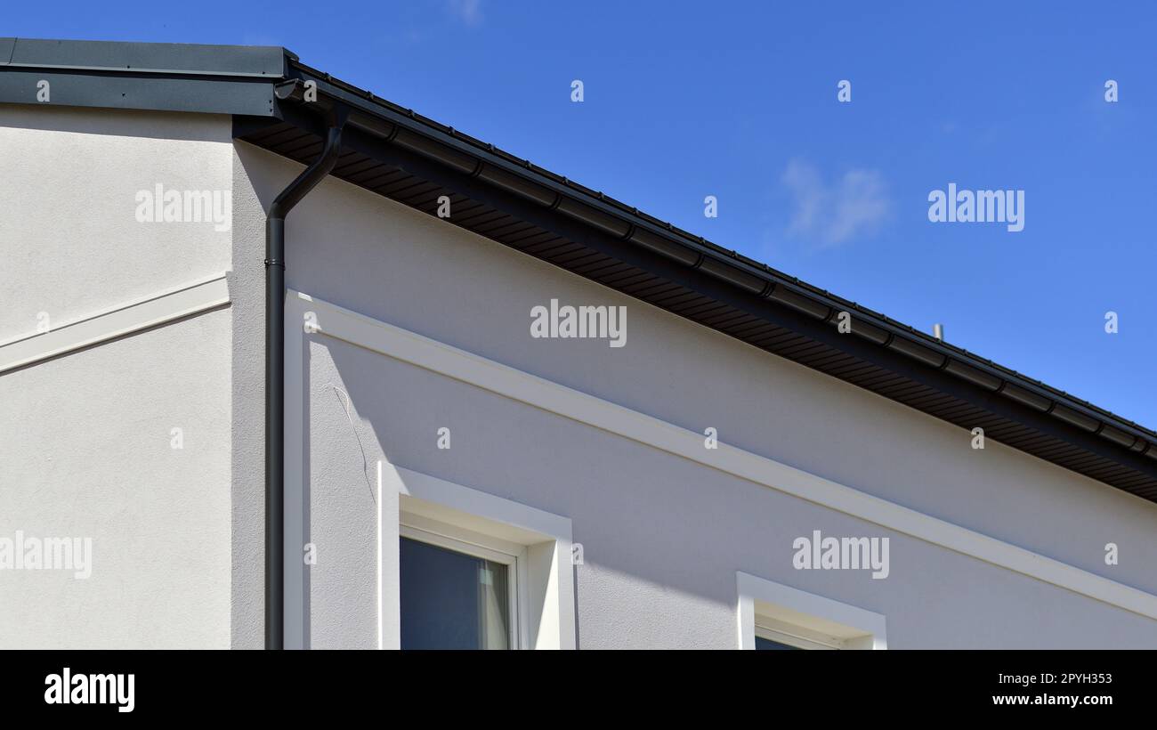 Case familiari a schiera in una proprietà di recente sviluppo. Il mercato immobiliare nei sobborghi. Nuove case unifamiliari in una nuova area di sviluppo. Foto Stock