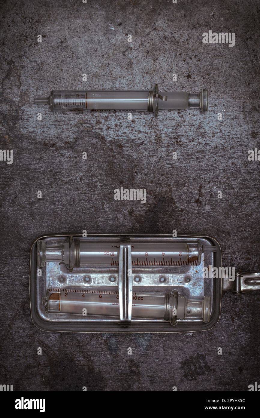 vecchie siringhe in vetro in scatola metallica Foto Stock