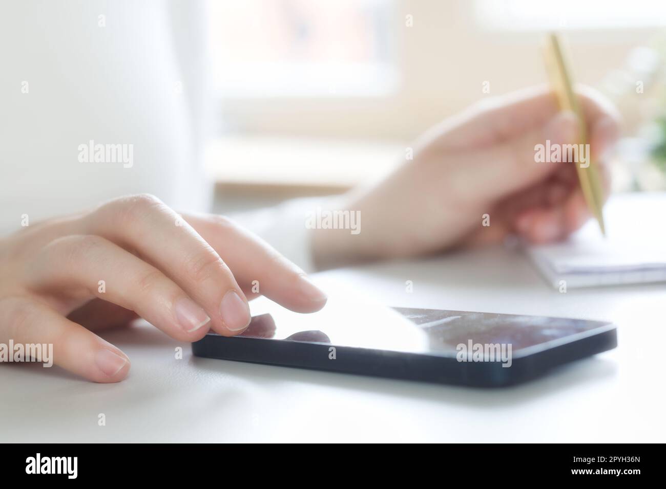 Banca, monete e dispositivi mobili in file fiscali per l'esercizio finanziario o la consulenza presso la scrivania o a casa. Economia, denaro e commercialista che lavora su documenti aziendali e amministrazione per la gestione. Foto Stock