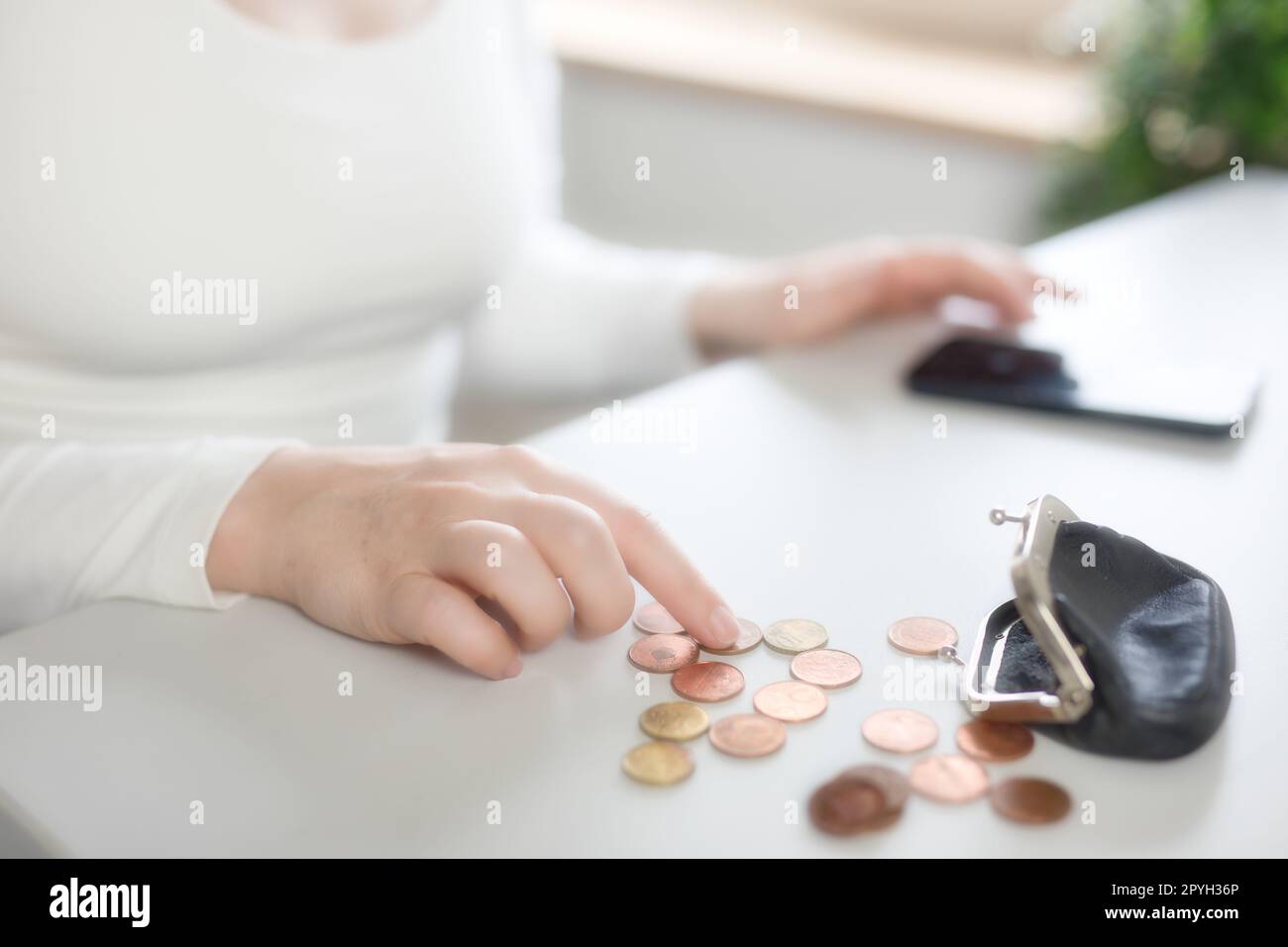 Banca, monete e dispositivi mobili in file fiscali per l'esercizio finanziario o la consulenza presso la scrivania o a casa. Economia, denaro e commercialista che lavora su documenti aziendali e amministrazione per la gestione. Foto Stock