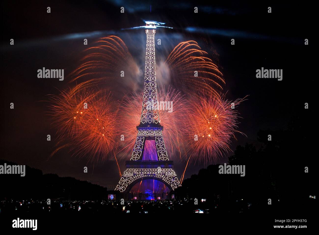 Fuochi d'artificio del giorno della Bastiglia alla Torre Eiffel il 14th luglio - spettacolo pirotecnico per la festa nazionale francese a Parigi, Francia Foto Stock
