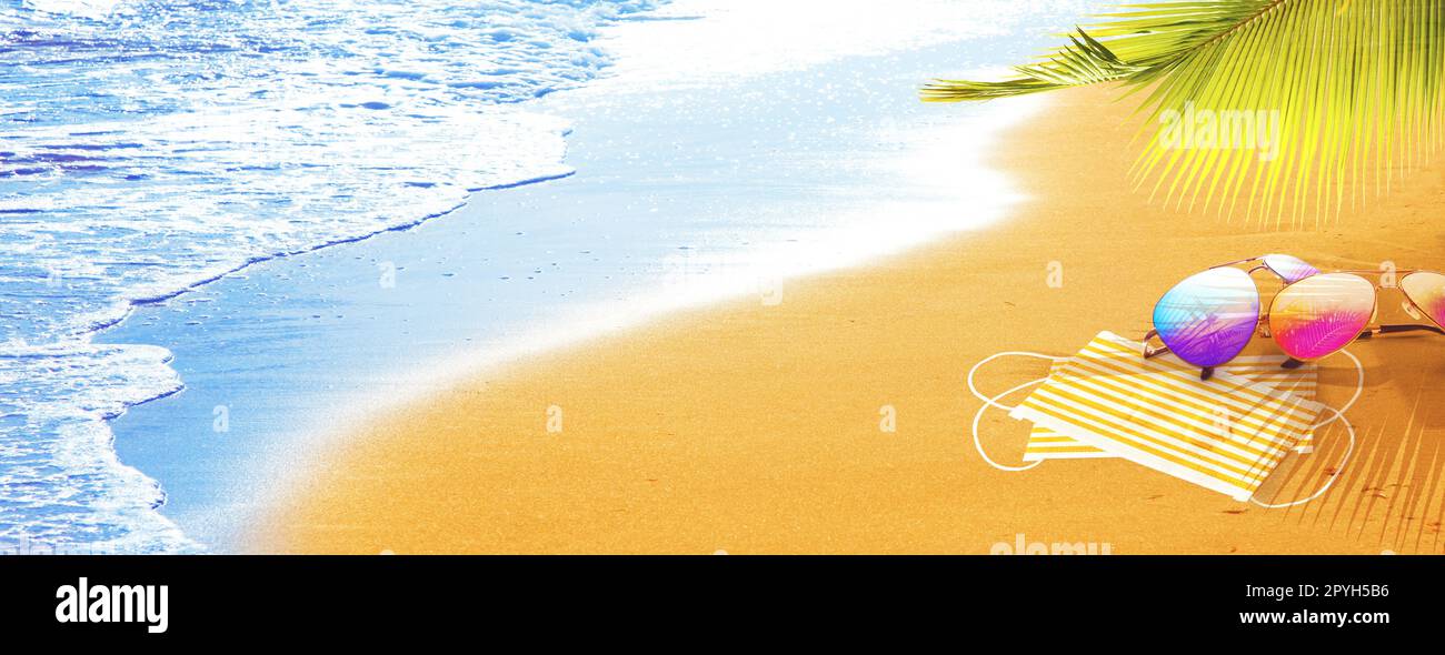 Occhiali da sole con maschera di Coronavirus sulla spiaggia Foto Stock