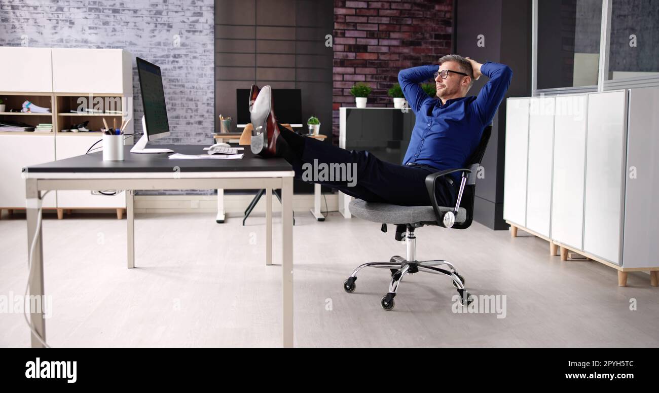 Consulente uomo rilassante in ufficio sedia Foto Stock