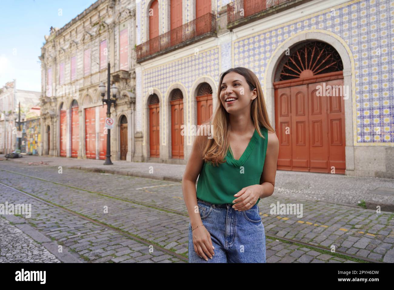 Sorridente ragazza alla moda in visita al centro storico di Santos, San Paolo, Brasile Foto Stock
