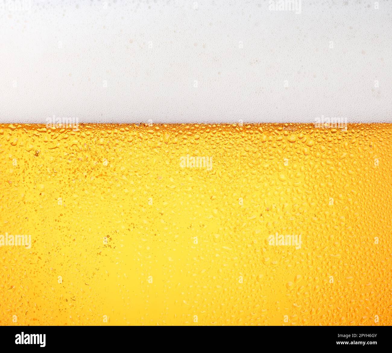 Primo piano sullo sfondo della birra con bolle in vetro Foto Stock