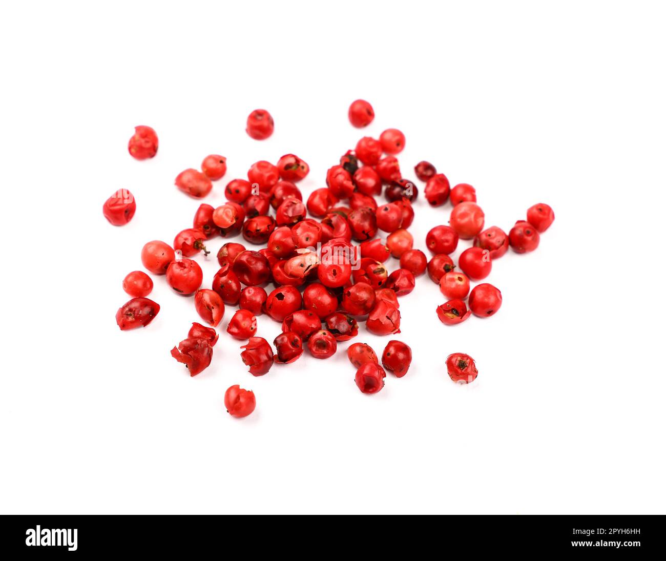 Cumulo di grani di pepe rosa rosso isolato Foto Stock