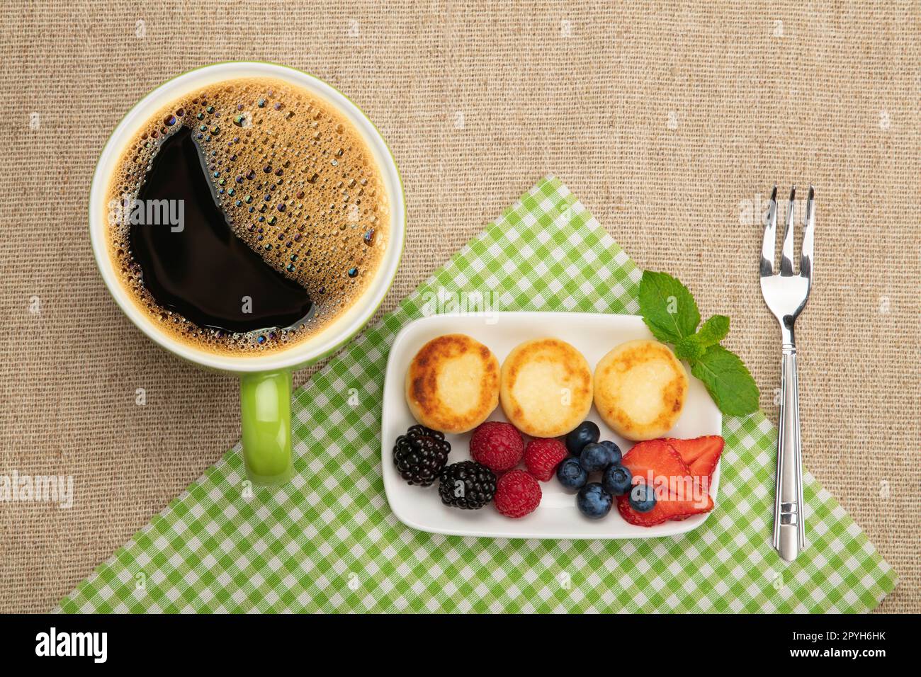 Frittelle al formaggio europeo di quark con frutta Foto Stock