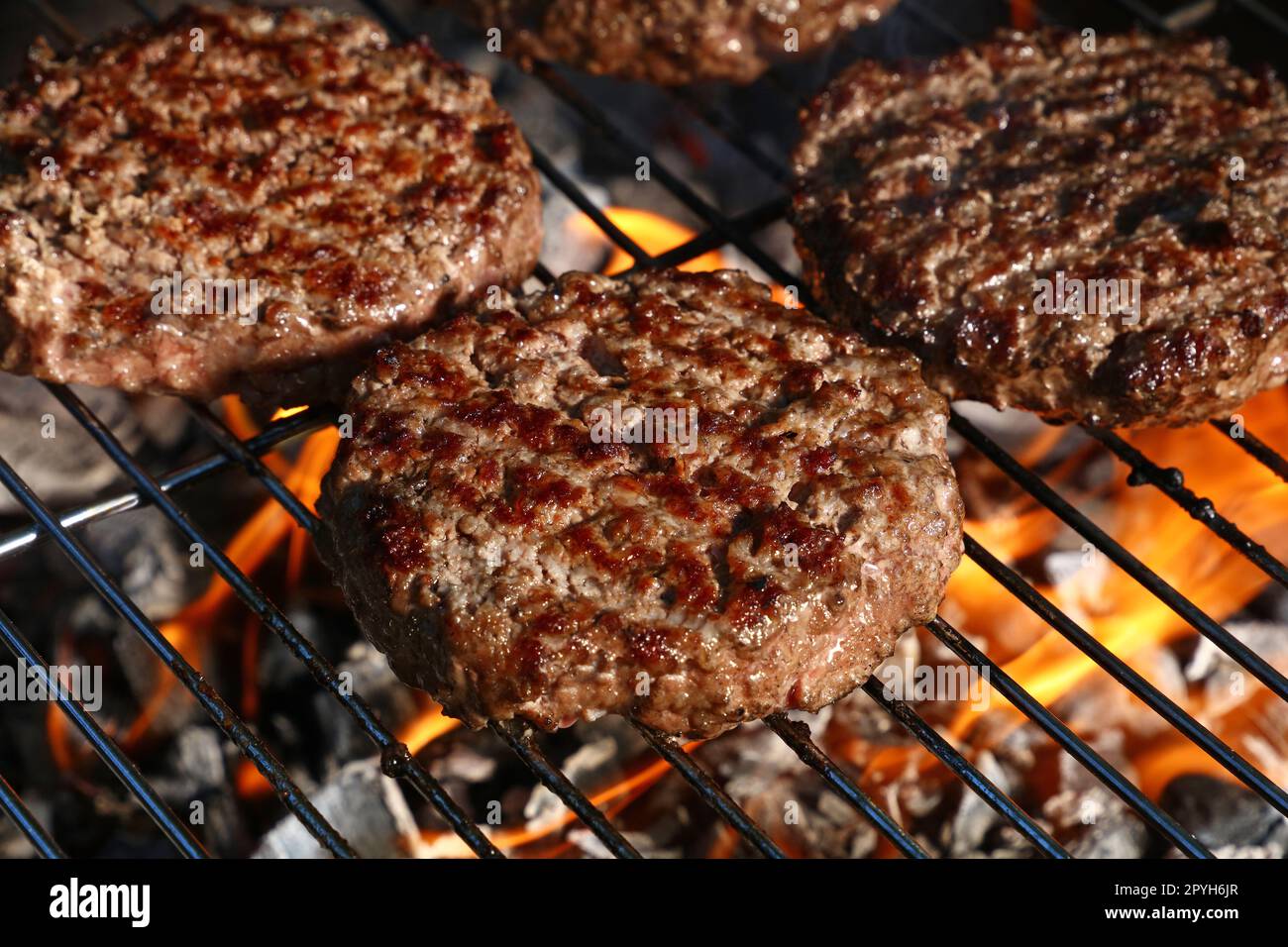 Hamburger di manzo per hamburger su griglia barbecue Foto Stock