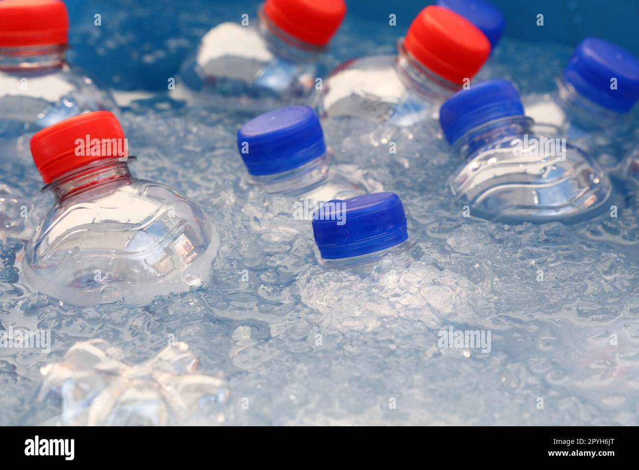 Bottiglie in plastica PET di acqua fredda potabile in ghiaccio Foto Stock