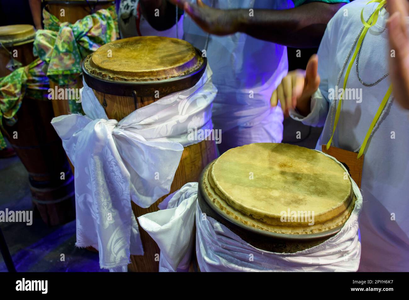 Alcuni tamburi chiamati atabaque in Brasile usati durante una cerimonia di Umbanda Foto Stock