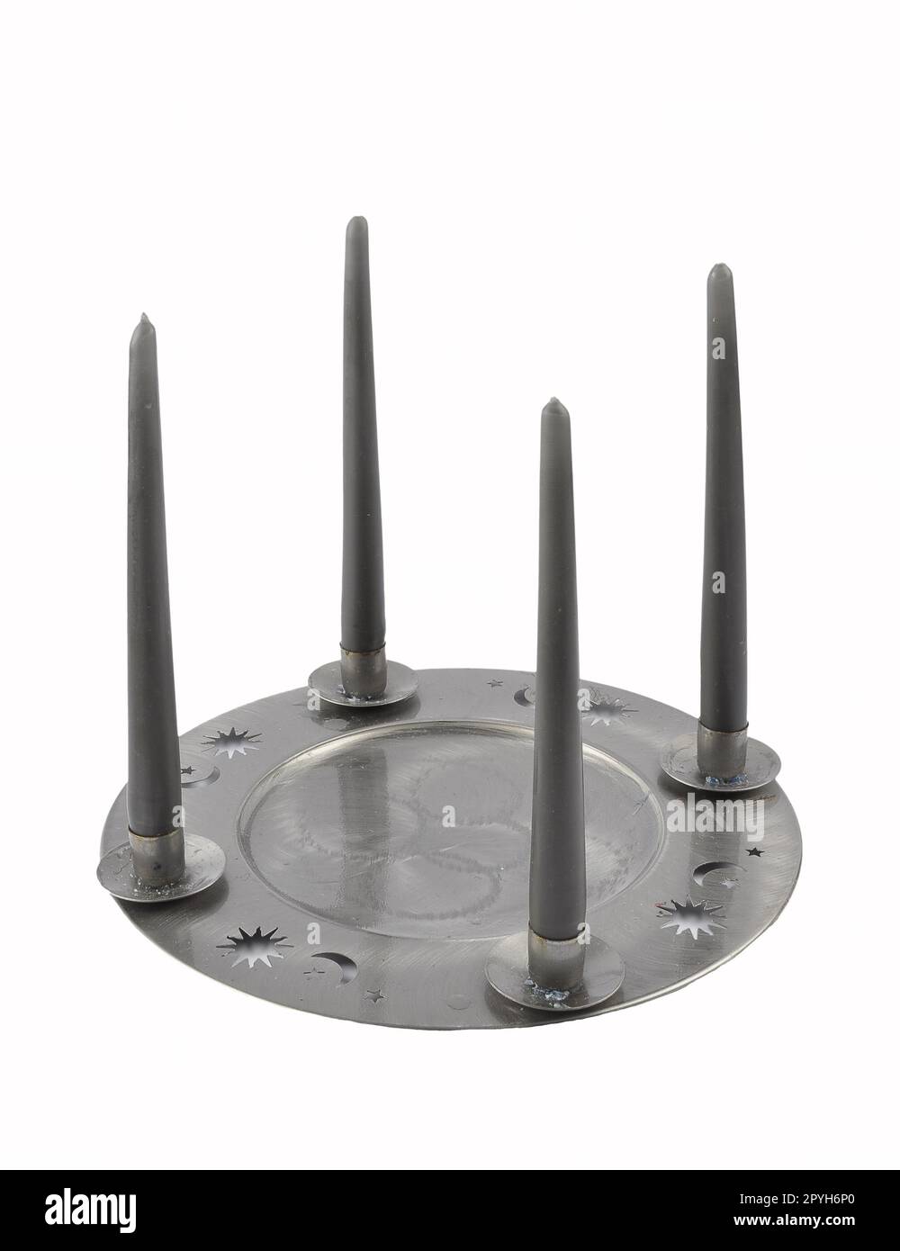 Piatto di stagno come portacandele su uno sfondo bianco Foto Stock