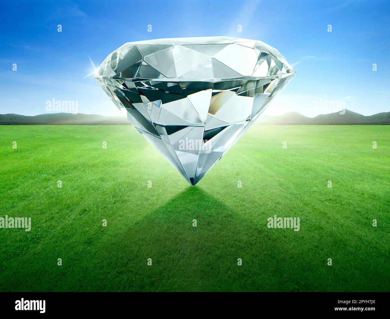 prezioso diamante cristallino scintillante nel cielo blu Foto Stock