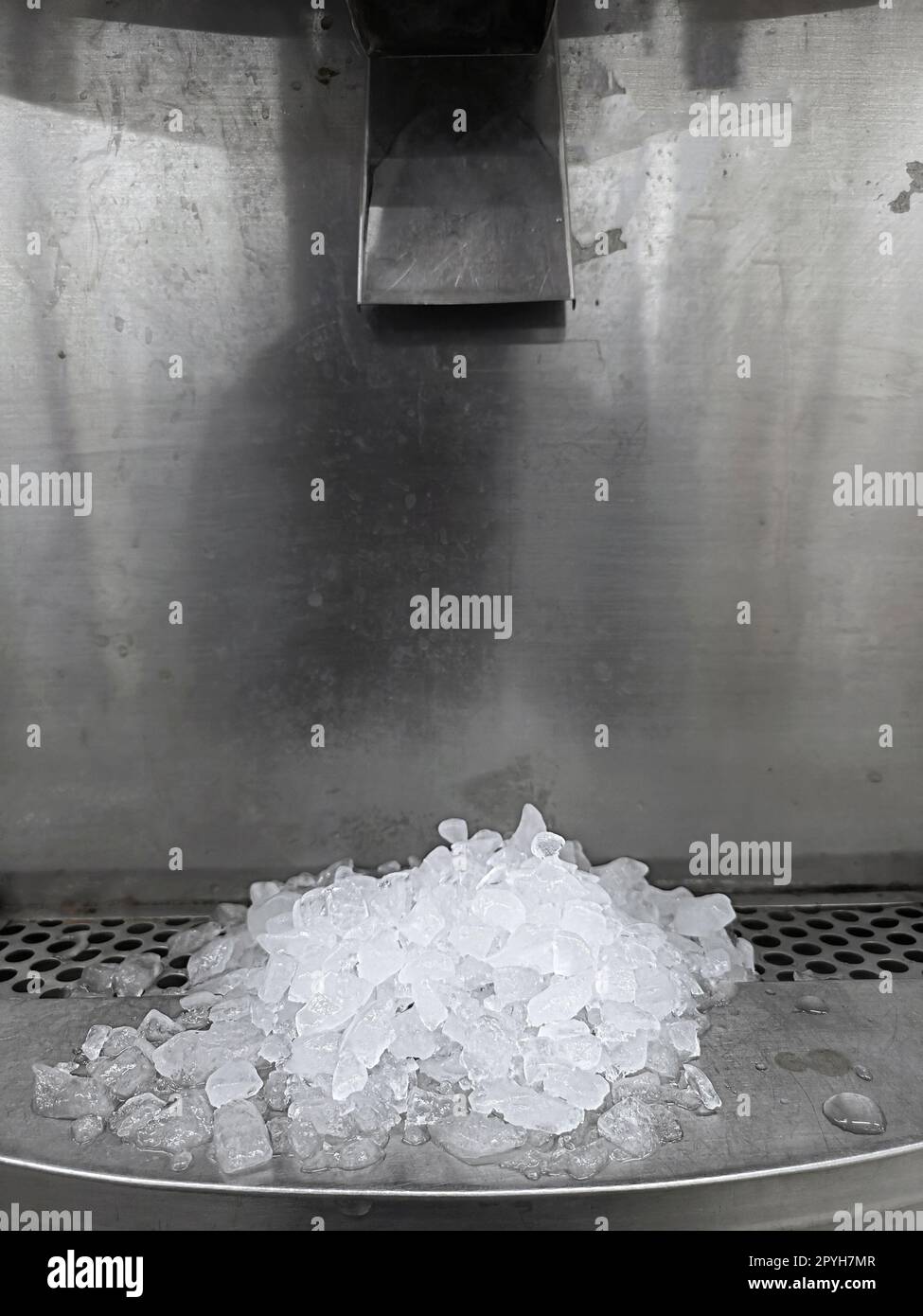 Una macchina per la preparazione del ghiaccio che si trova in un ristorante moderno Foto Stock