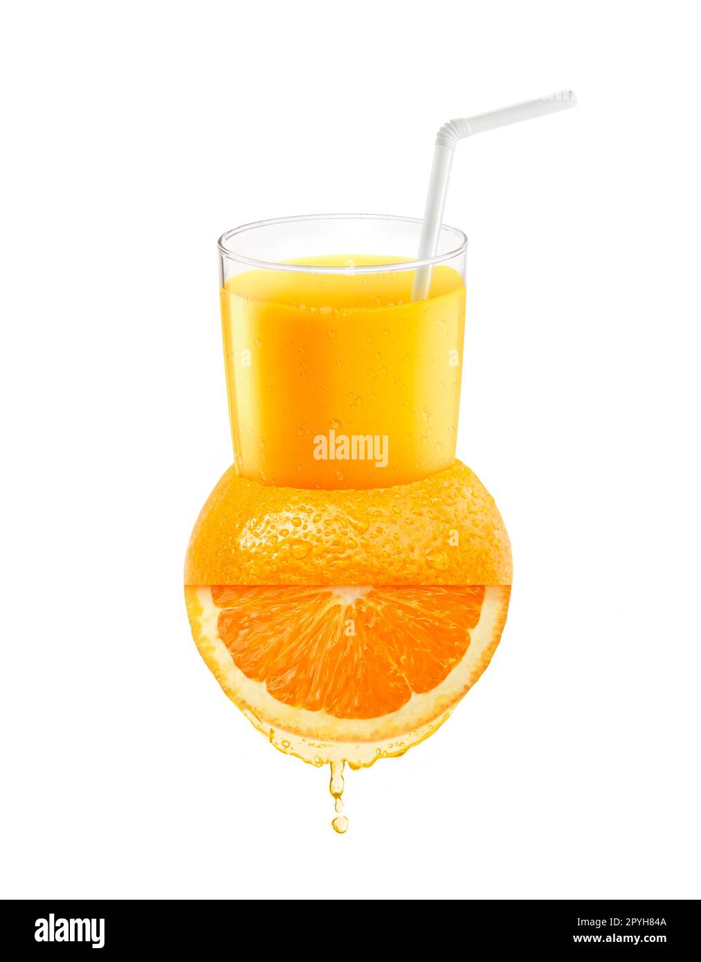 Succo d'arancia fresco con paglia su frutta d'arancia. Giacitura piatta. Concetto di cibo Foto Stock