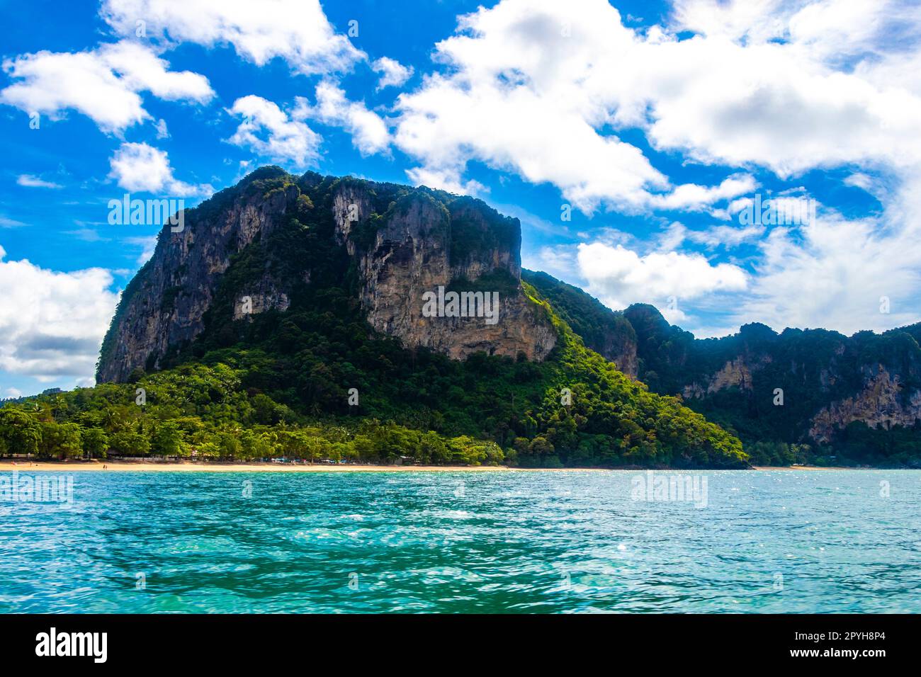 Paradiso tropicale, spiaggia d'acqua turchese e rocce calcaree, Krabi Thailandia. Foto Stock