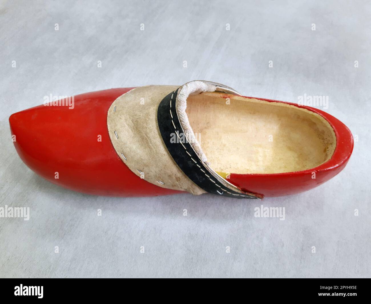 Primo piano della scarpa di legno olandese rossa Foto Stock