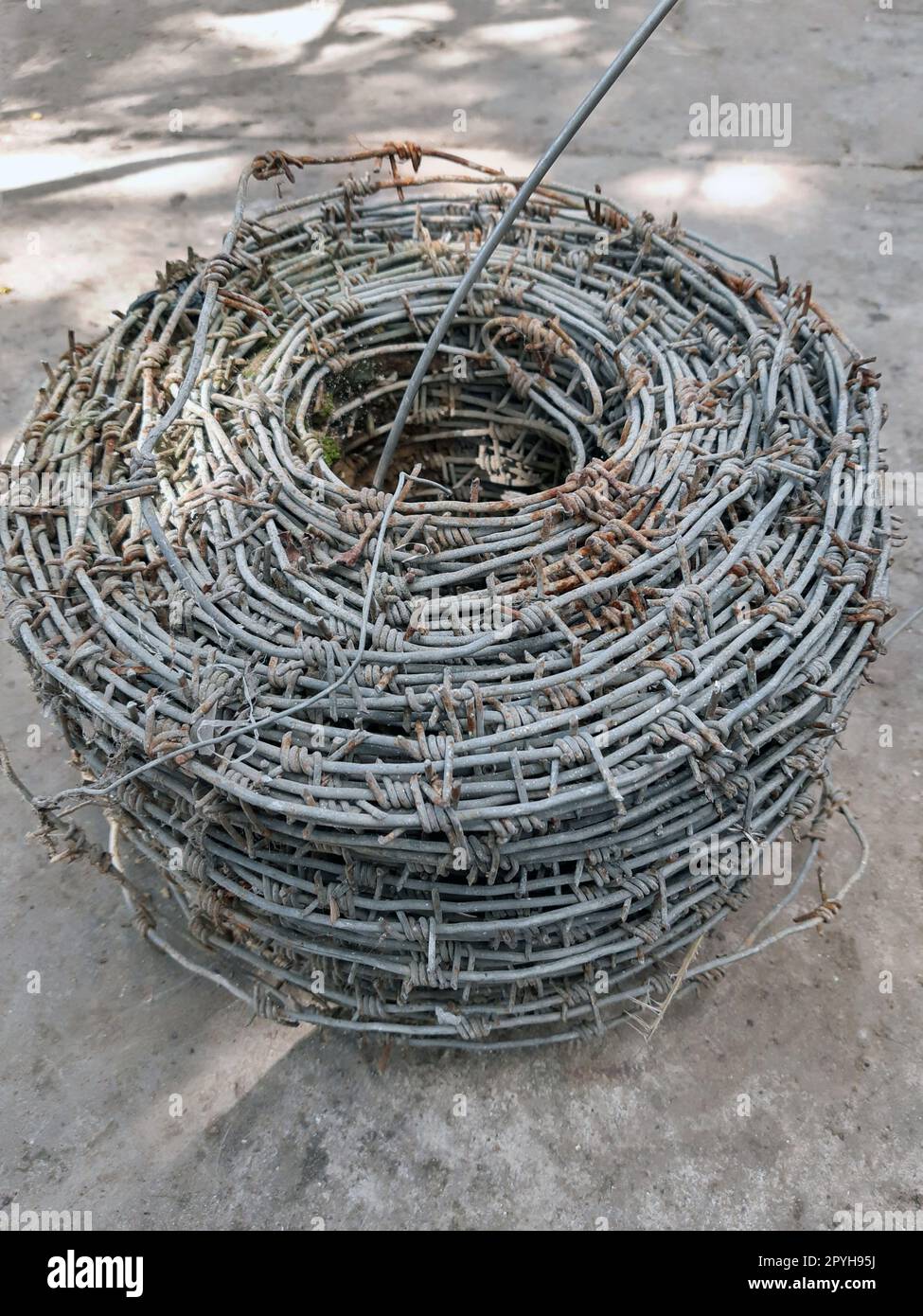 Primo piano del rotolo del vecchio filo spinato Foto Stock