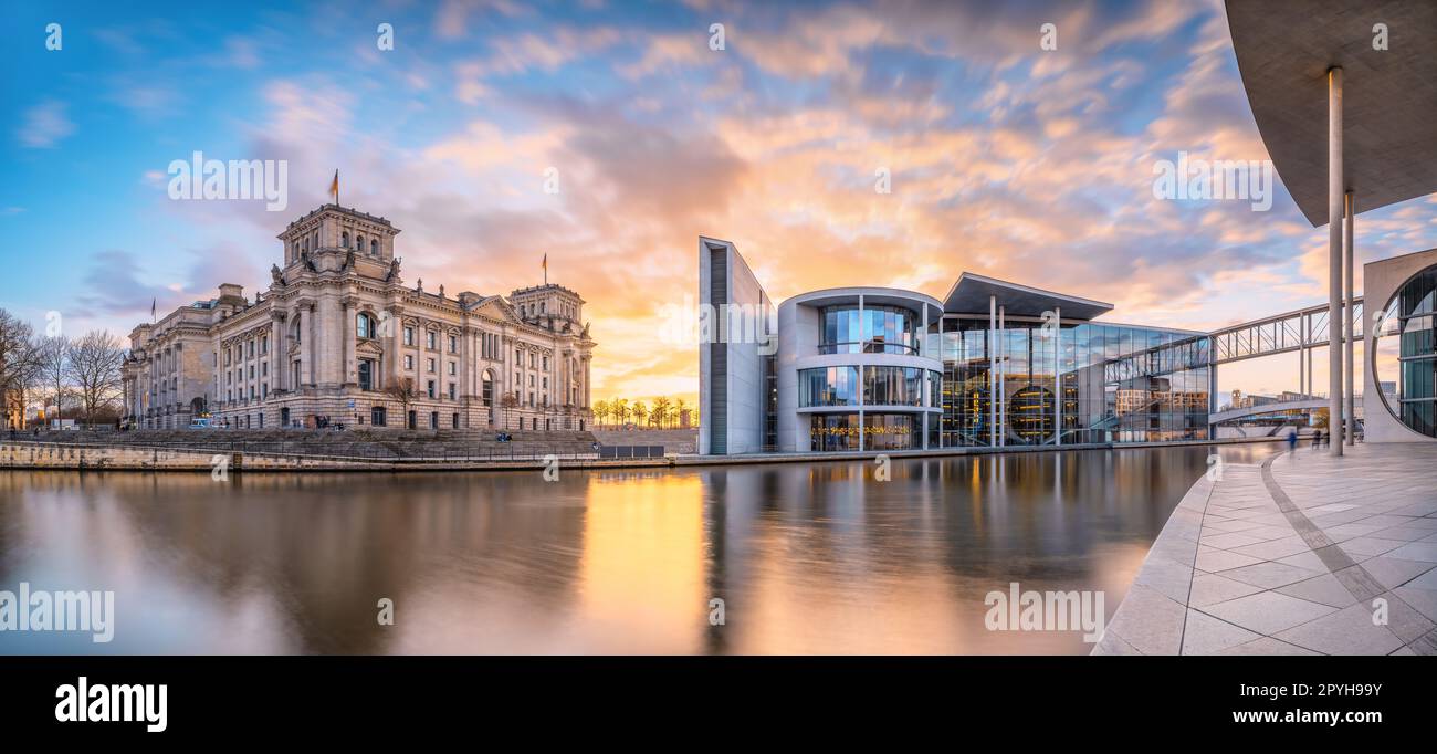 vista panoramica sul quartiere governativo di berlino durante il tramonto Foto Stock