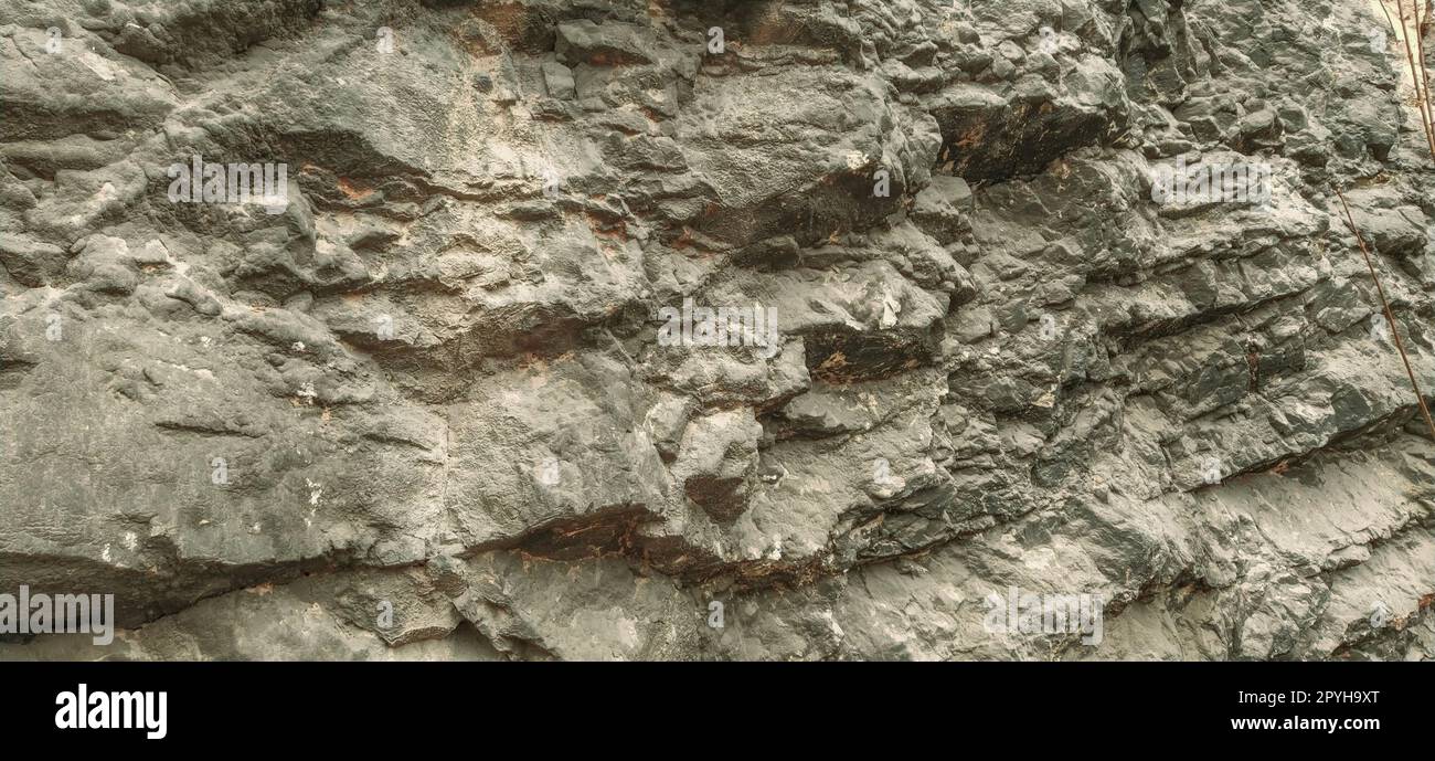 Primo piano di pietra a Sarajevo, Bosnia ed Erzegovina. Strati e strati di rocce antiche. Struttura in pietra naturale rotta Foto Stock