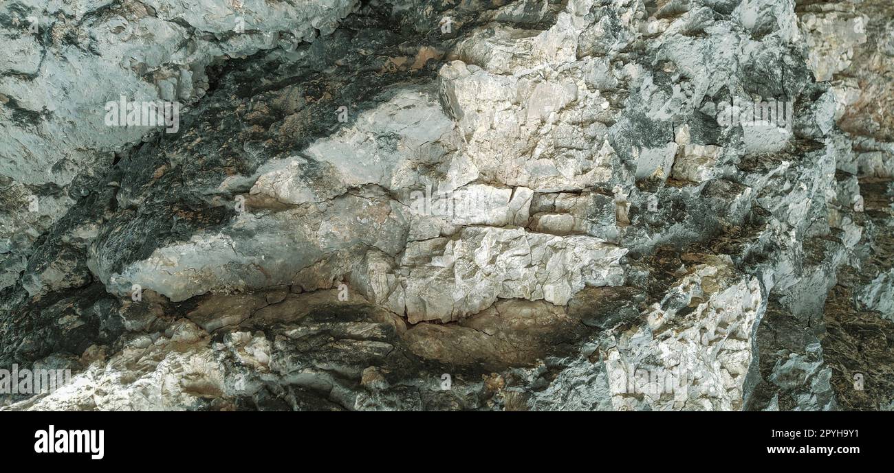 Primo piano di pietra a Sarajevo, Bosnia ed Erzegovina. Antica lava ghiacciata. Strati e strati di minerali e rocce. Pietra abrasiva. Colori grigio, verde e beige. Foto Stock