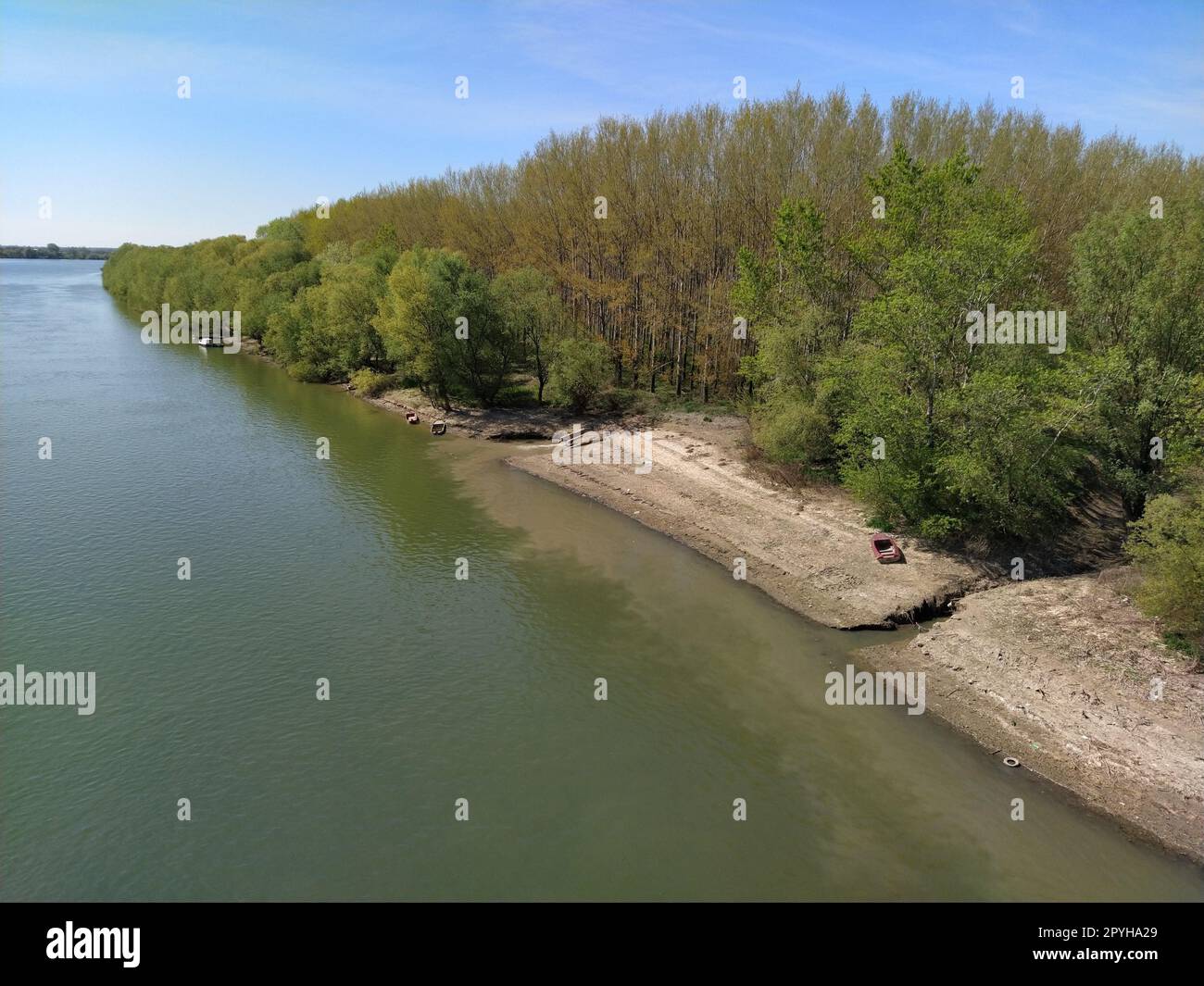 Un grande drenaggio cittadino drena le acque reflue in un canale che confluisce nel fiume. Problema ecologico. Il concetto di protezione ambientale ed ecologia. Acqua colorata nel laghetto. Inquinamento della natura Foto Stock