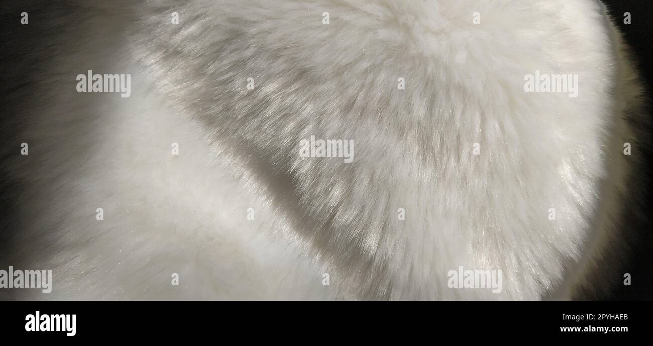 Pelliccia sintetica bianca. Primo piano. Foto parzialmente sfocata. Villi soffici Foto Stock