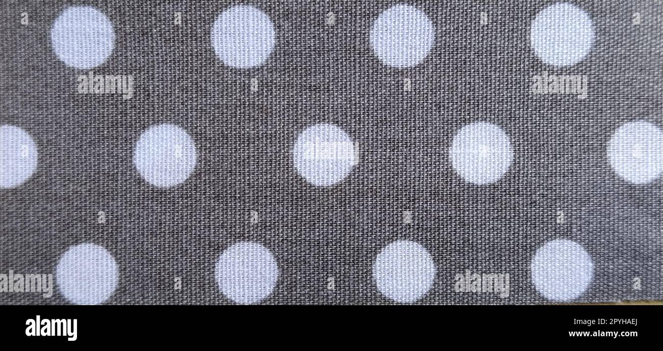 pois in tessuto bianco su sfondo grigio, superficie piatta liscia Foto Stock