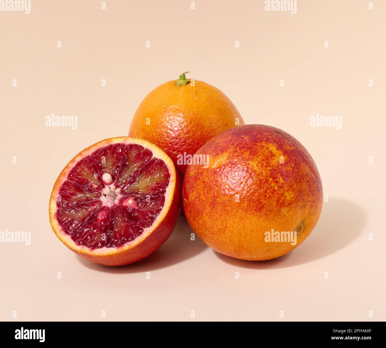 Arancione rosso su sfondo beige Foto Stock