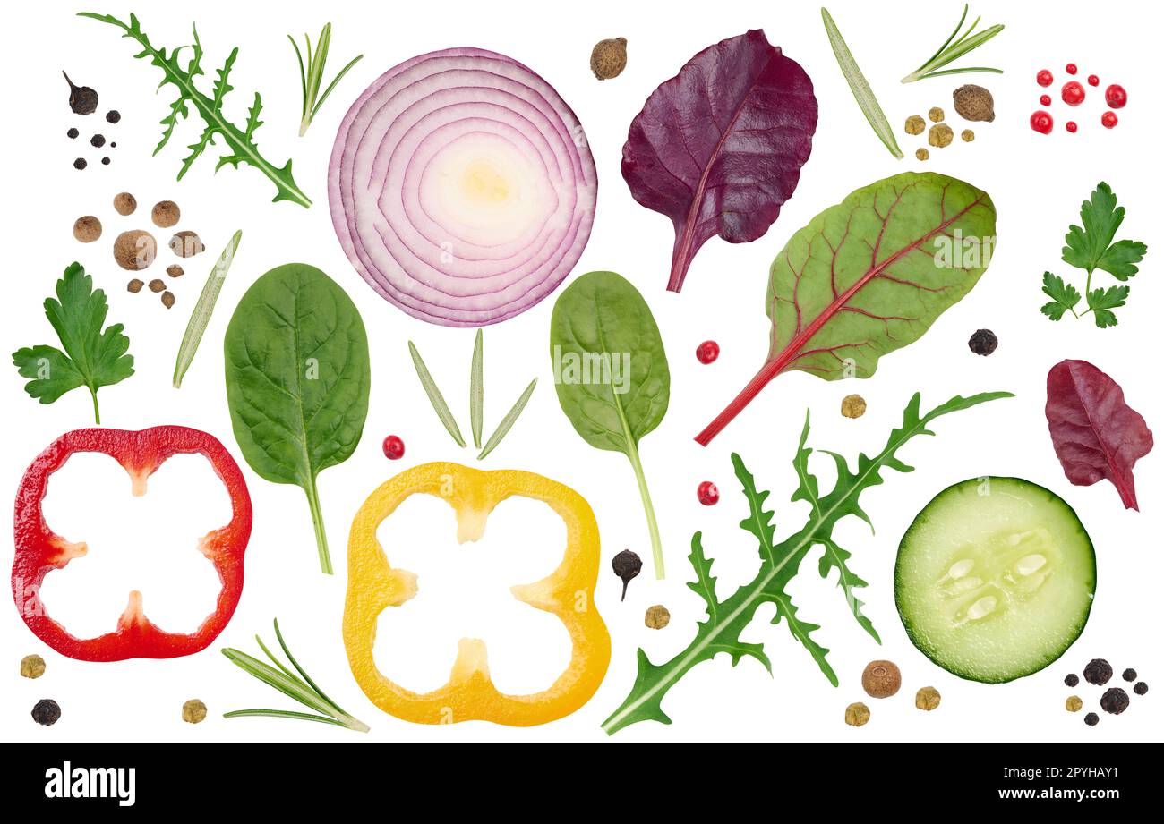 Vari pezzi di verdure e spezie su sfondo bianco isolato, ingredienti per preparare l'insalata Foto Stock