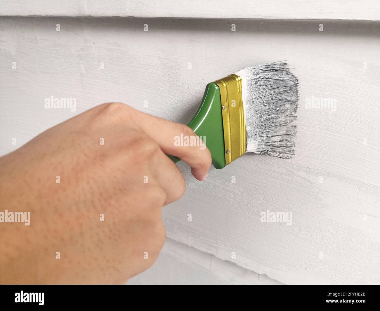 Immagini Stock - Mano Usa La Pittura A Pennello Sul Muro Con Il Colore  Verde.. Image 74508292