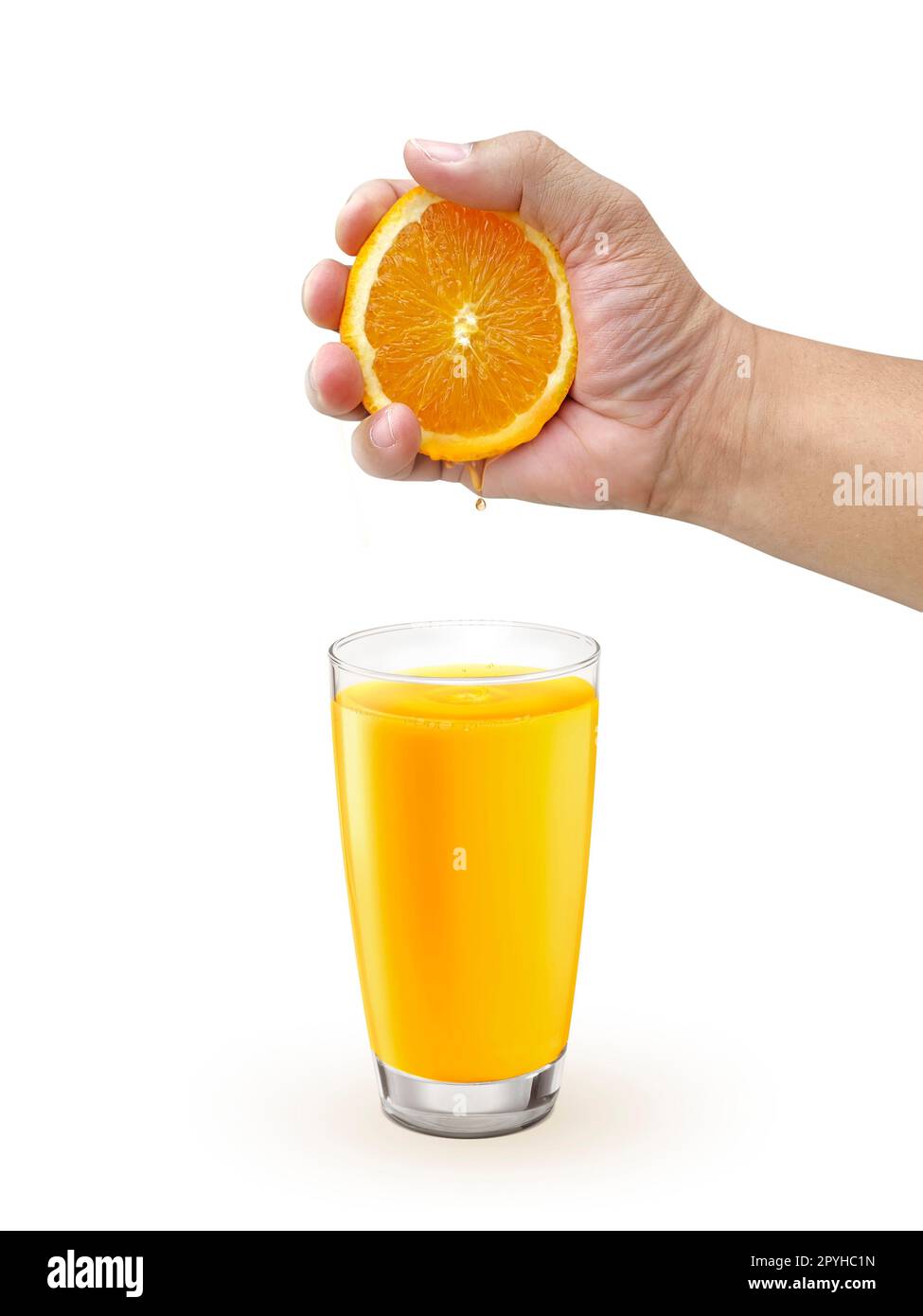 Schiacciare a mano l'arancia nel bicchiere con una bevanda di colore arancione sullo sfondo bianco Foto Stock