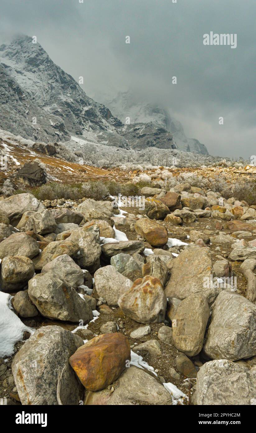 Rocky Mountain Boulder Rocks contro il nebbioso sfondo di montagna. Lachung Sikkim Bengala Occidentale India Sud Asia Pacifico Foto Stock