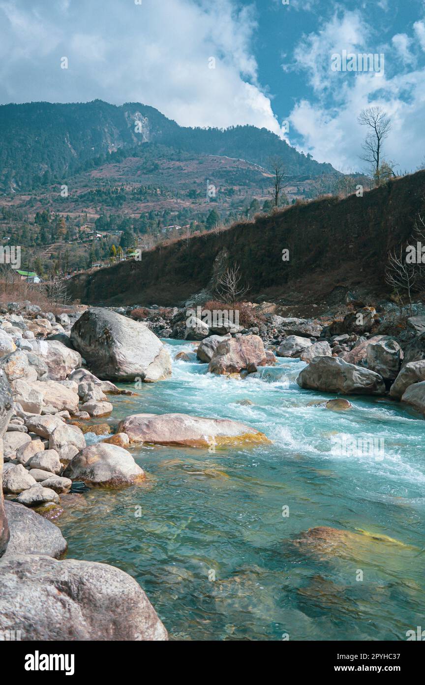Fiume di montagna Rock creek che scorre in una valle montuosa dell'himalaya rocciosa. Affluente del fiume Teasta. Immagine verticale. Sikkim Bengala Occidentale India Asia meridionale Pacifico. Foto Stock