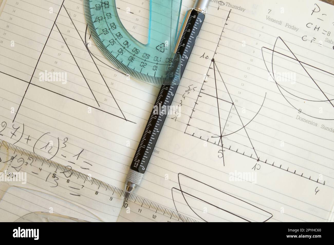 calcoli matematici e geometrici fatti a mano Foto Stock